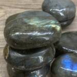 Galet en Labradorite