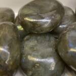 Galet en Labradorite