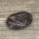 Galet en Rhodonite