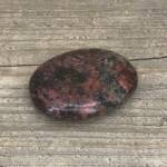 Galet en Rhodonite
