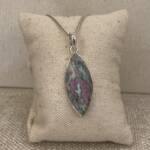 Pendentif Rubis sur Fuschite