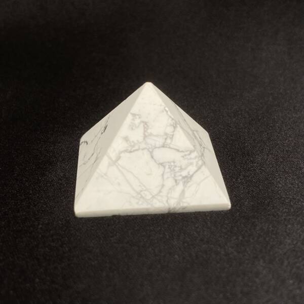 Pyramide Howlite