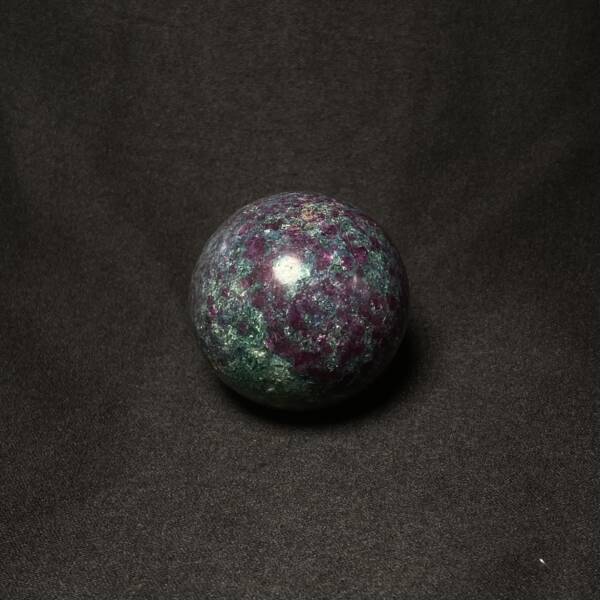 Sphere Rubis sur Fuschite