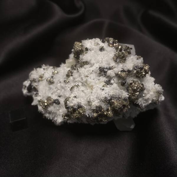 Pyrite, Calcite, Quartz, Apatite, Blende