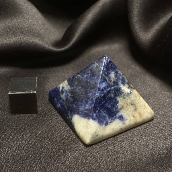 Pyramide Sodalite