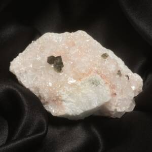 Uvite sur Calcite