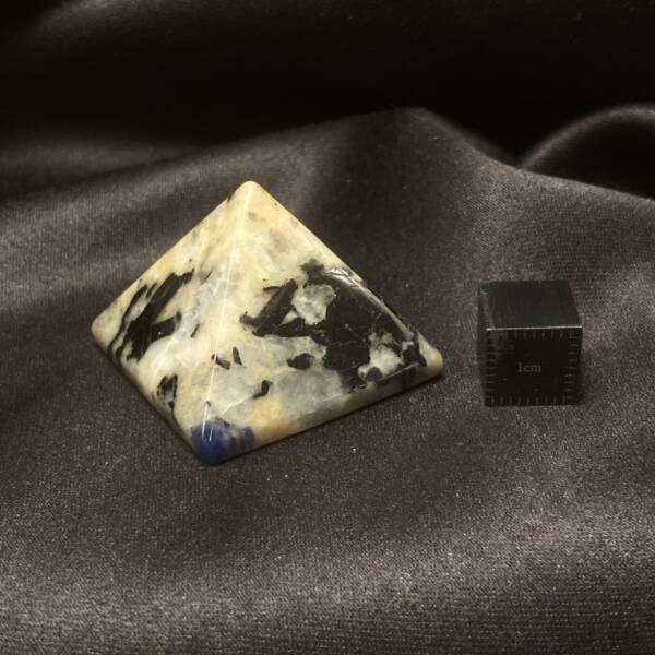 Pyramide Sodalite