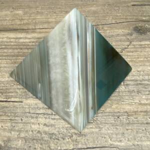 Pyramide en Agate teintée