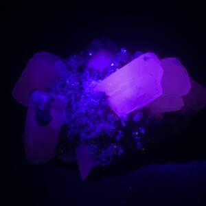 Calcite "fluo", Sphalérite, Quartz et Pyrite