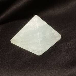 Pyramide en Calcite