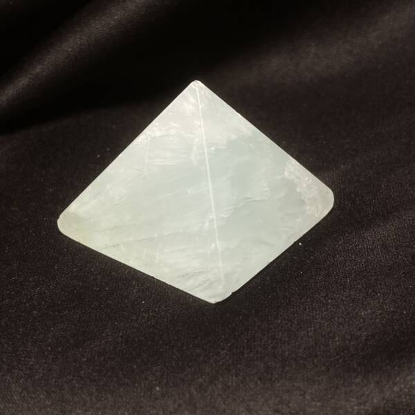 Pyramide en Calcite