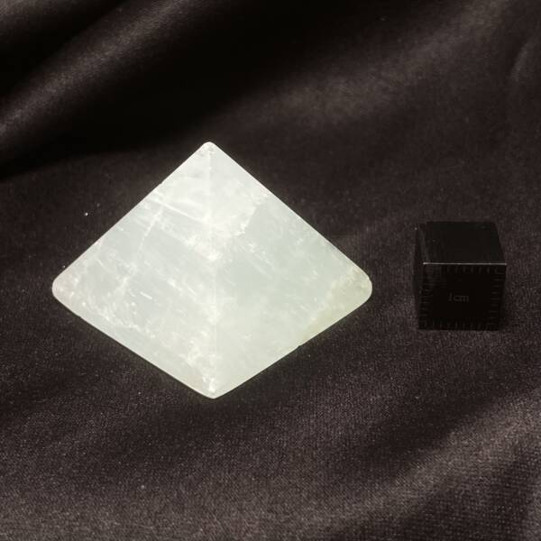 Pyramide en Calcite