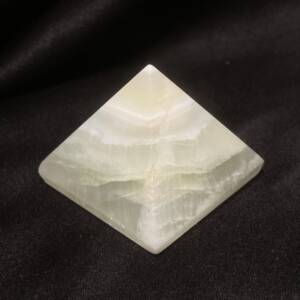 Pyramide en Calcite