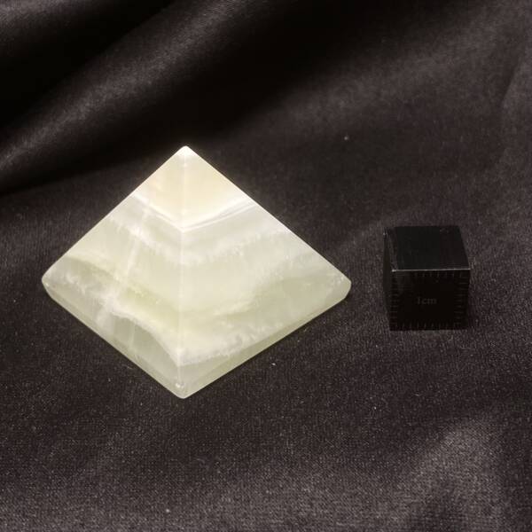 Pyramide en Calcite