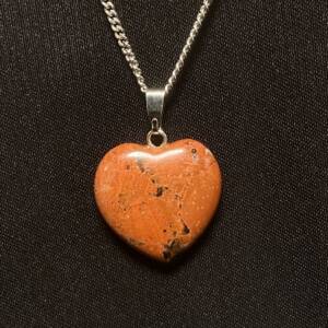 Pendentif en forme de cœur en Jaspe brèche