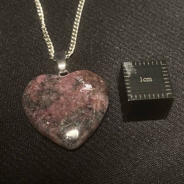 Pendentif en forme de cœur en Rhodonite
