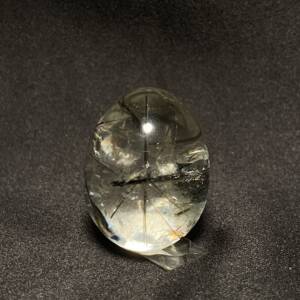 Œuf en Quartz avec des inclusions de Tourmaline